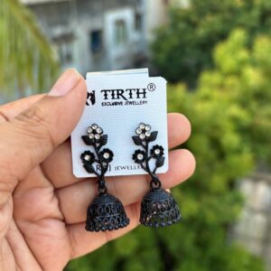 Leaf Black metal earrings